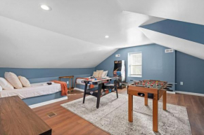 NEW! Stunning 4bd, near stadium, hottub, Mini golf
